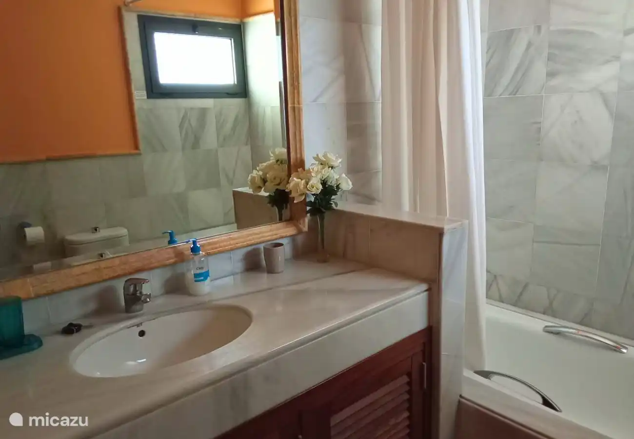 en-suite bathroom with bath, toilet and sink