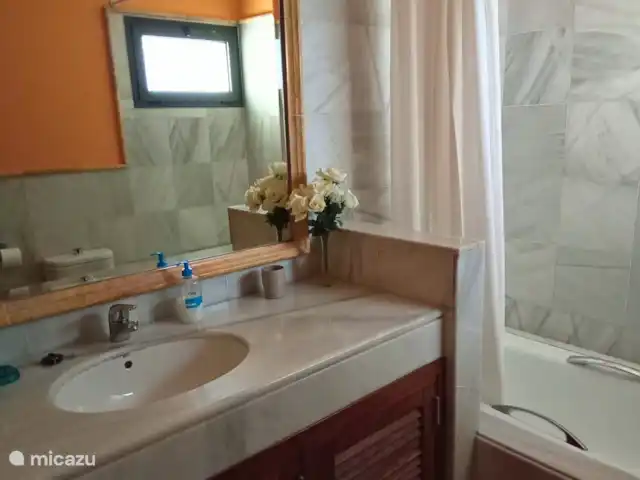 Villa Graciosa en España, Lanzarote, Playa Blanca - villa Baño en suite con bañera, inodoro y lavabo