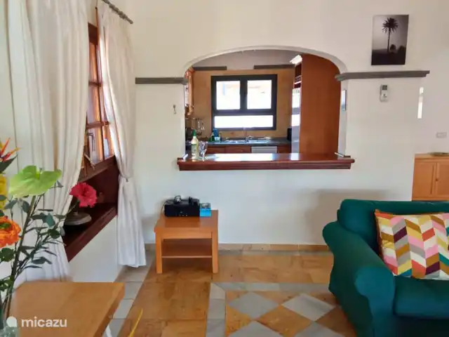 Villa Graciosa en España, Lanzarote, Playa Blanca - villa El salón cuenta con dos cómodos sofás, televisión con canales holandeses y aire acondicionado.