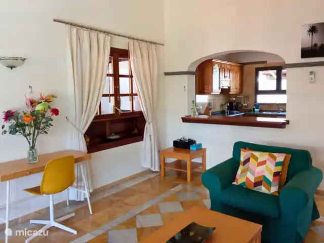 Villa Graciosa en España, Lanzarote, Playa Blanca - villa El salón cuenta con dos cómodos sofás, televisión con canales holandeses y aire acondicionado.
