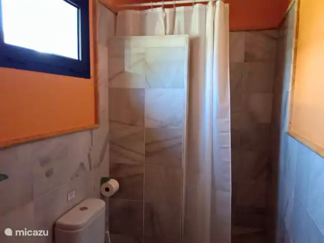 Villa Graciosa en España, Lanzarote, Playa Blanca - villa un baño con ducha a ras de suelo, inodoro y lavaboun baño con ducha a ras de suelo, inodoro y lavabo