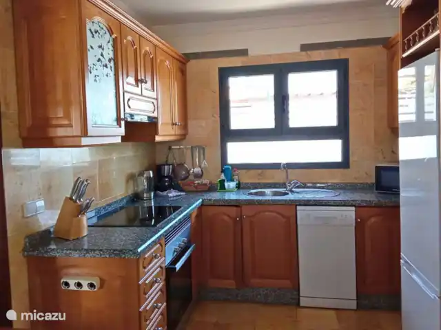 Villa Graciosa en España, Lanzarote, Playa Blanca - villa La cocina totalmente equipada tiene microondas, lavavajillas, horno, cafetera, tostadora y nevera-congelador.