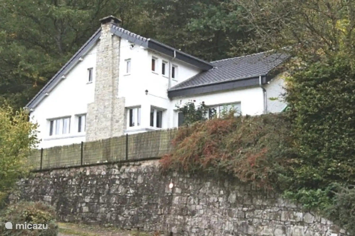 El Chênelierre visto desde la carretera de abajo