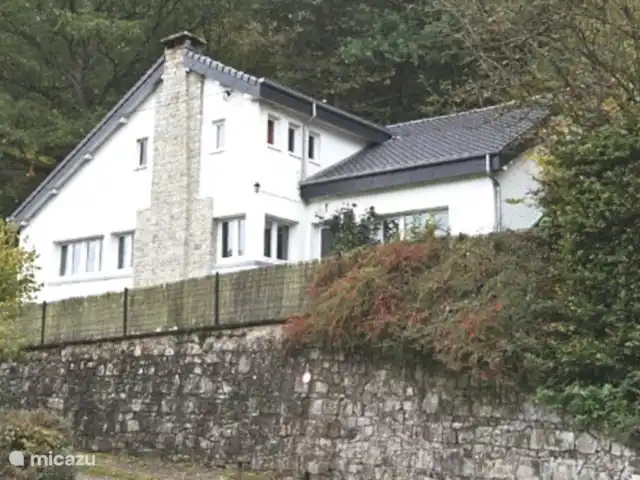 Le Chênelierre  | Belgique, Ardennes, Manhay - maison de vacances Le Chênelierre vu de la route en contrebas