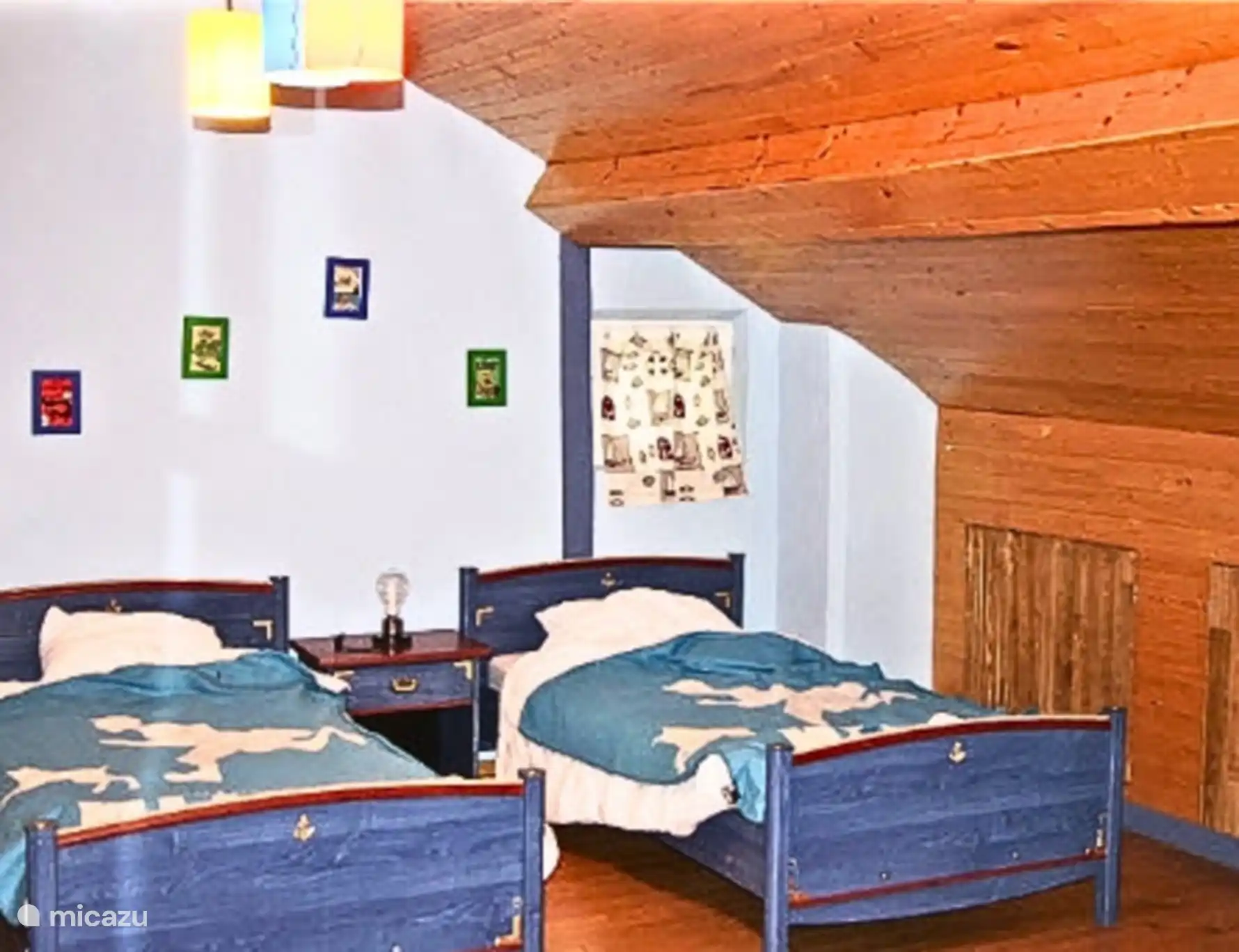 2 dormitorios con cama individual en la planta superior