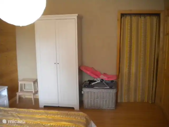 Le Chênelierre  | Belgique, Ardennes, Manhay - maison de vacances Chambre lit double et lit bébé au rez-de-chaussée