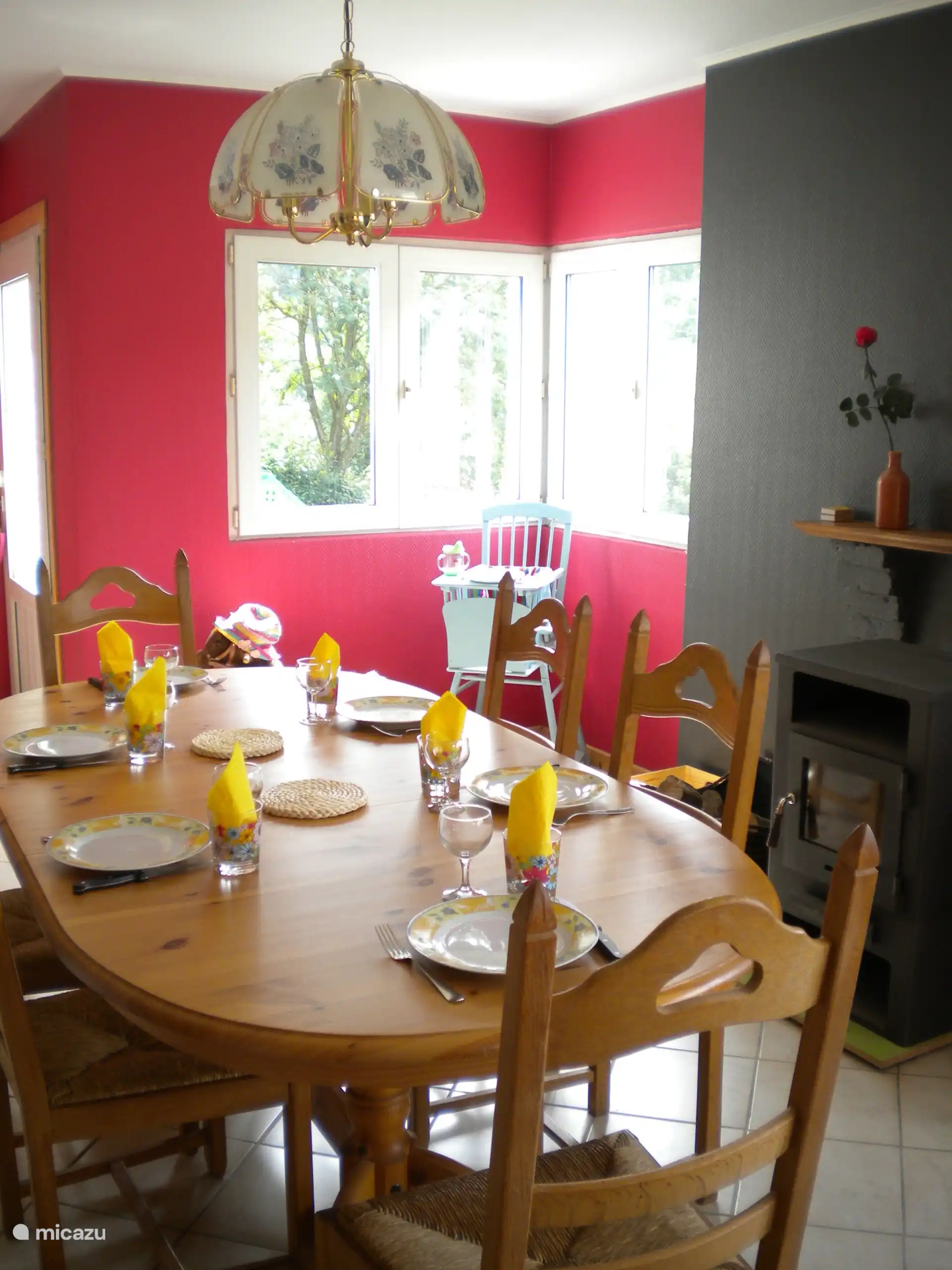 Zona de comedor con estufa de pellets