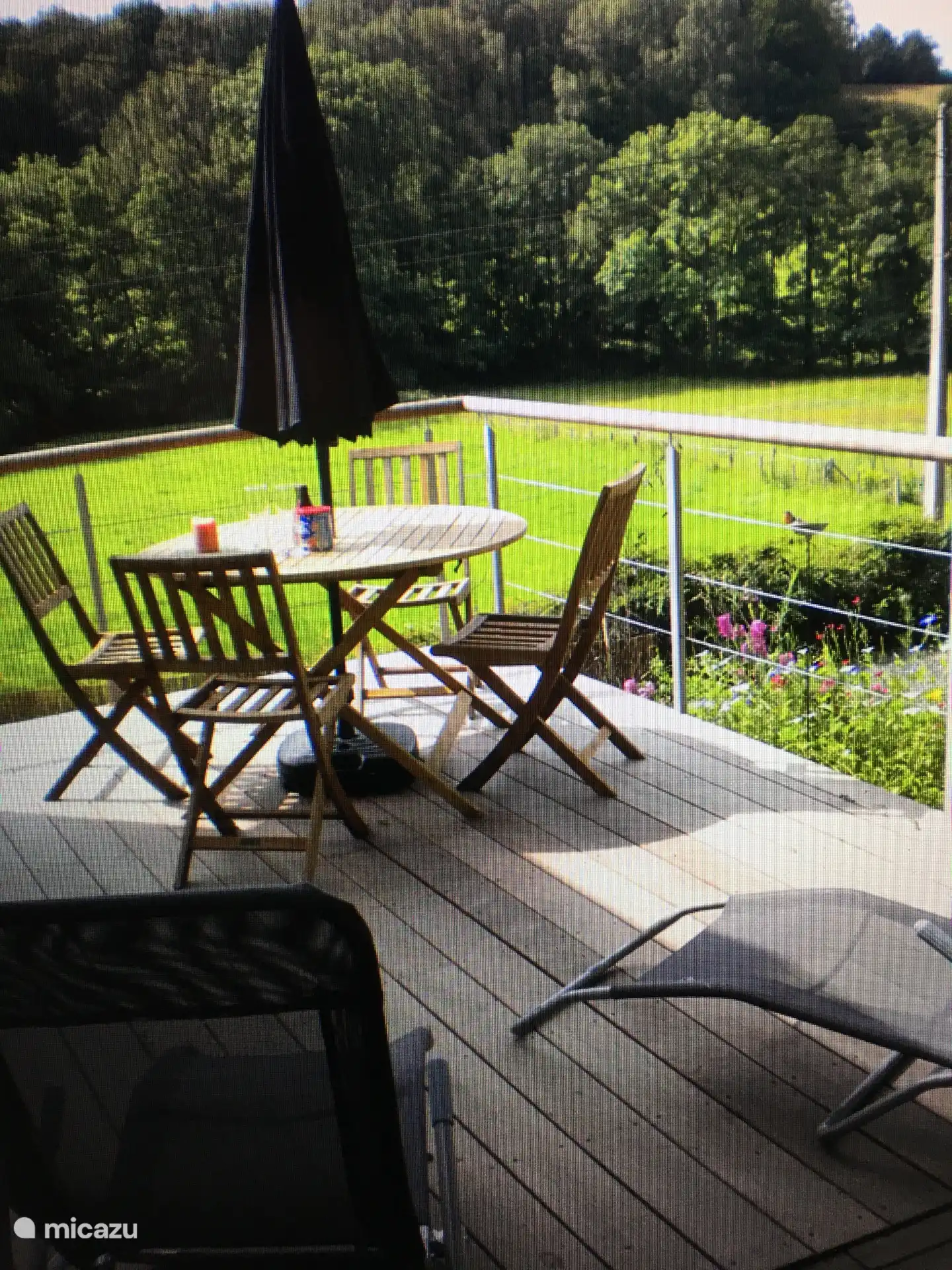 Terraza con vistas a los campos al otro lado de la carretera. ¡La vid ha crecido bien desde esta foto!