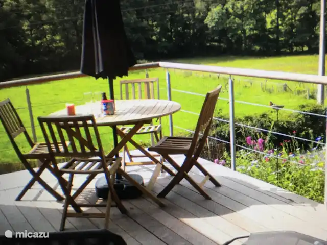 Le Chênelierre  | Belgique, Ardennes, Manhay - maison de vacances Terrasse avec vue sur champs de l’autre côté de la route. La vigne a bien poussé depuis cette photo!