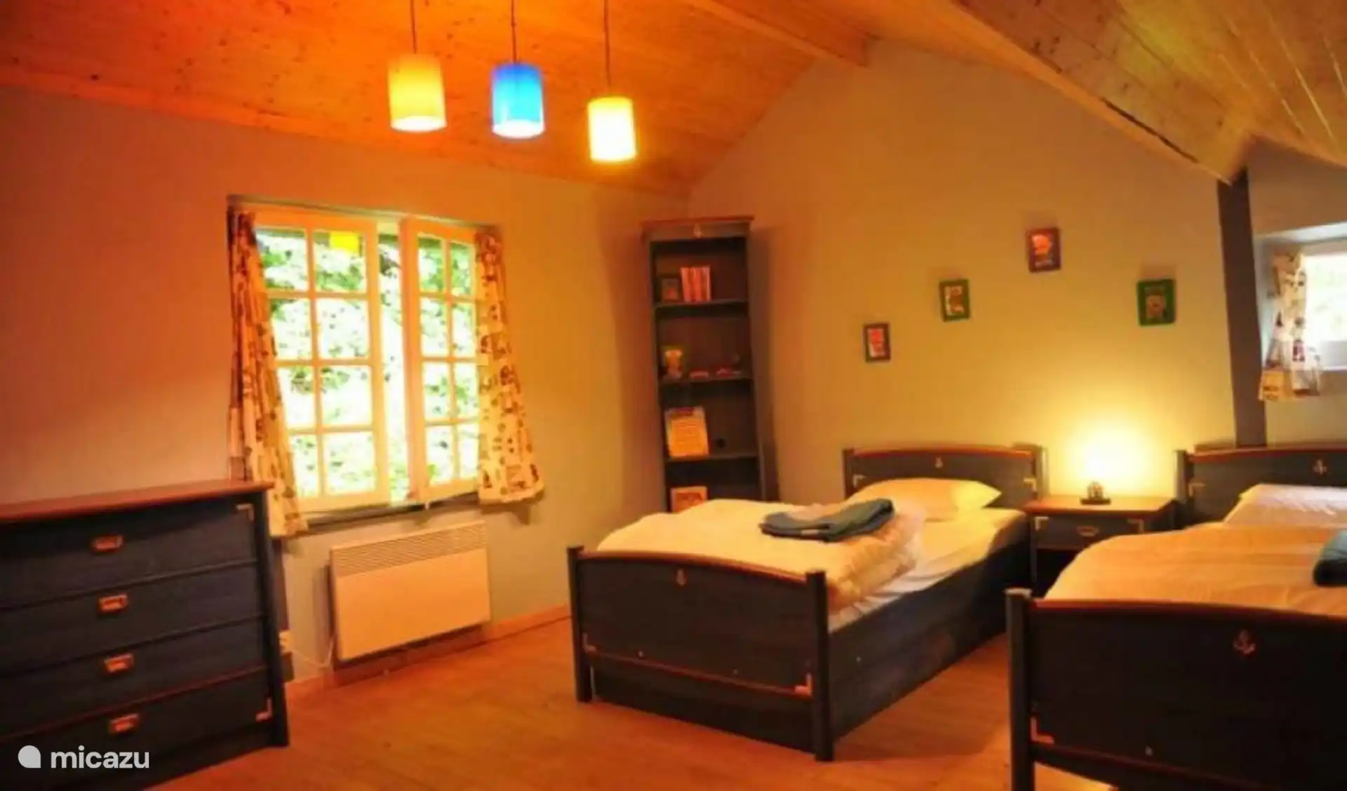 2 dormitorios con cama individual en la planta superior