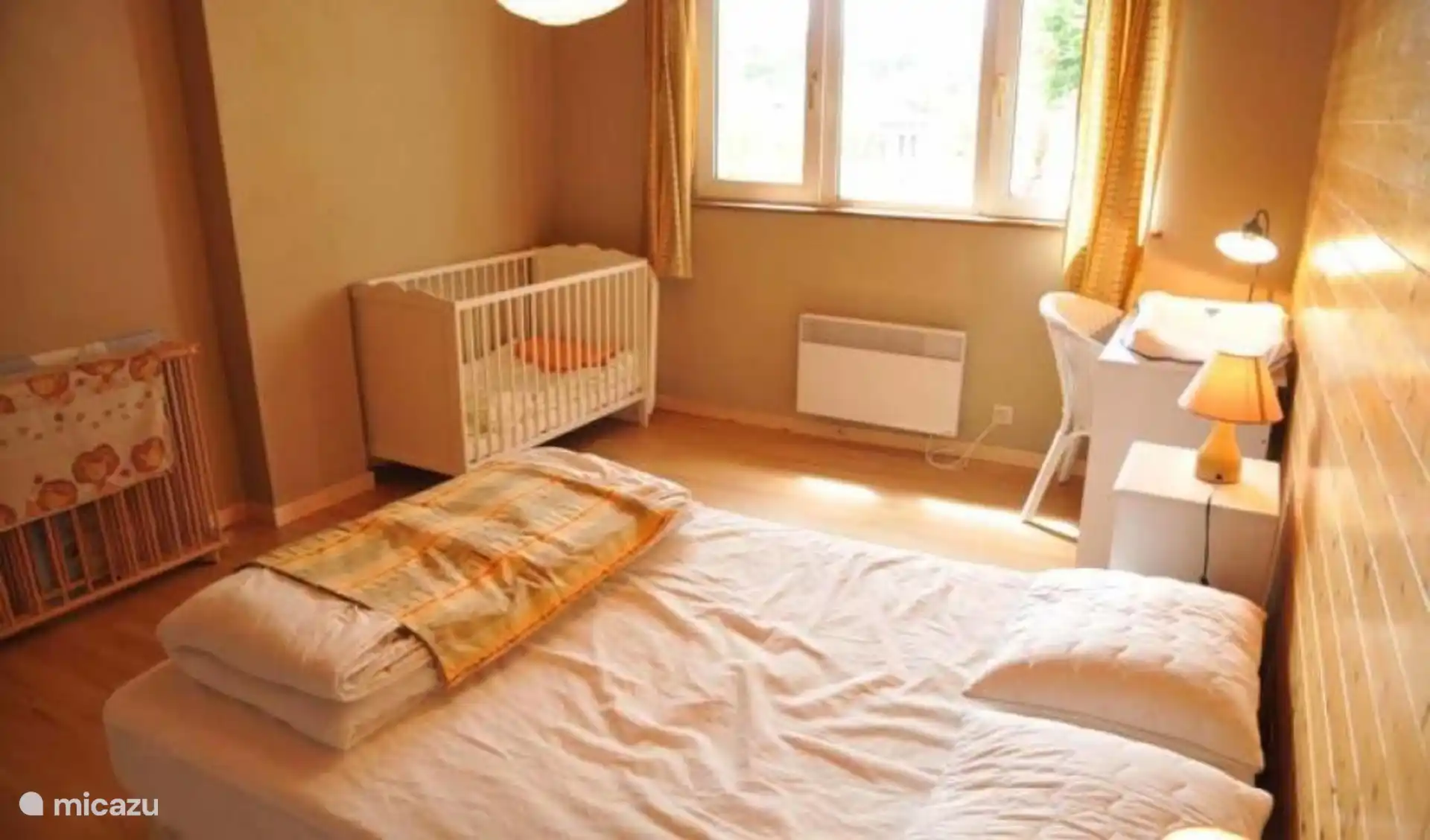 Cama doble y cuna en la planta baja