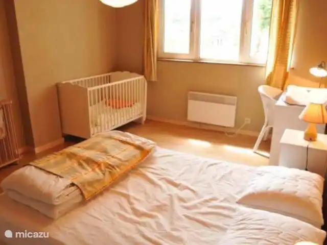 Le Chênelierre  | Belgique, Ardennes, Manhay - maison de vacances Chambre lit double et lit bébé au rez-de-chaussée