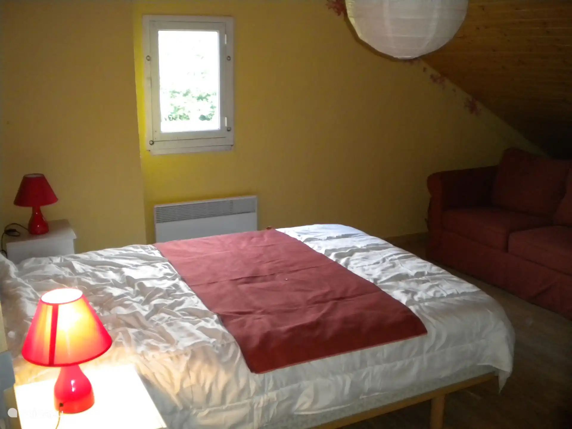 Dormitorio con cama doble y cuna en la planta superior