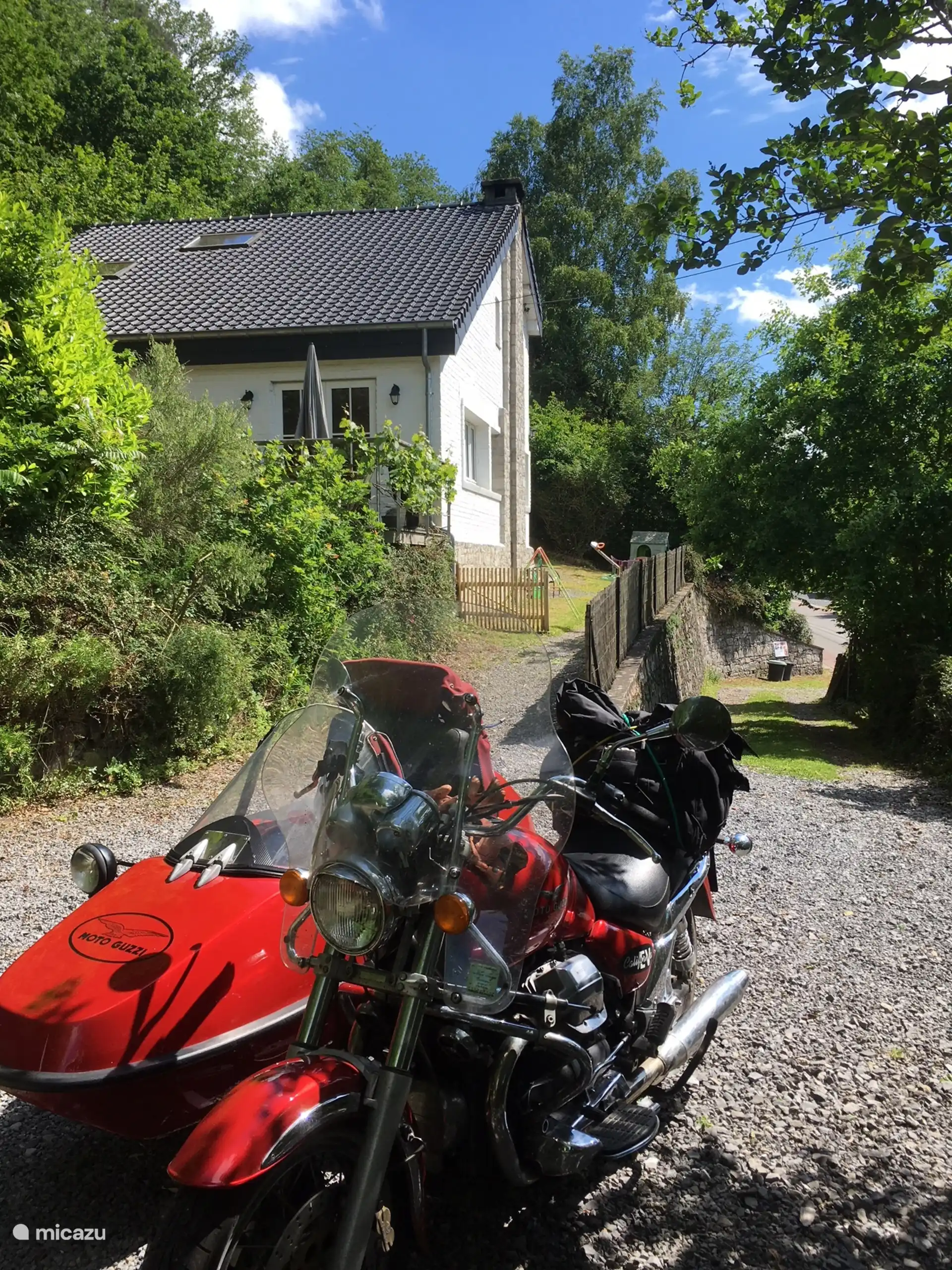 Vista general de parte de la casa y acceso