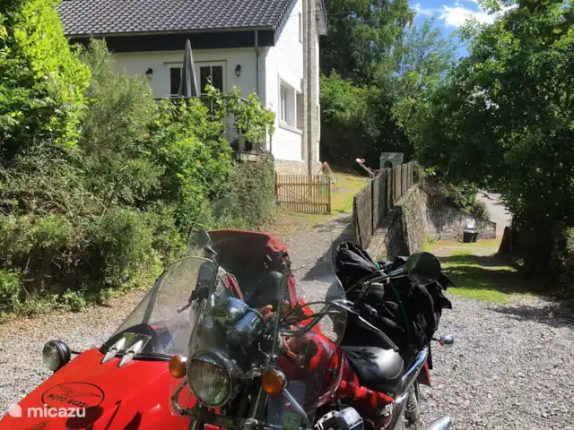 Le Chênelierre  | Belgique, Ardennes, Manhay - maison de vacances Vue d'ensemble d'une partie de la maison et de l'accès