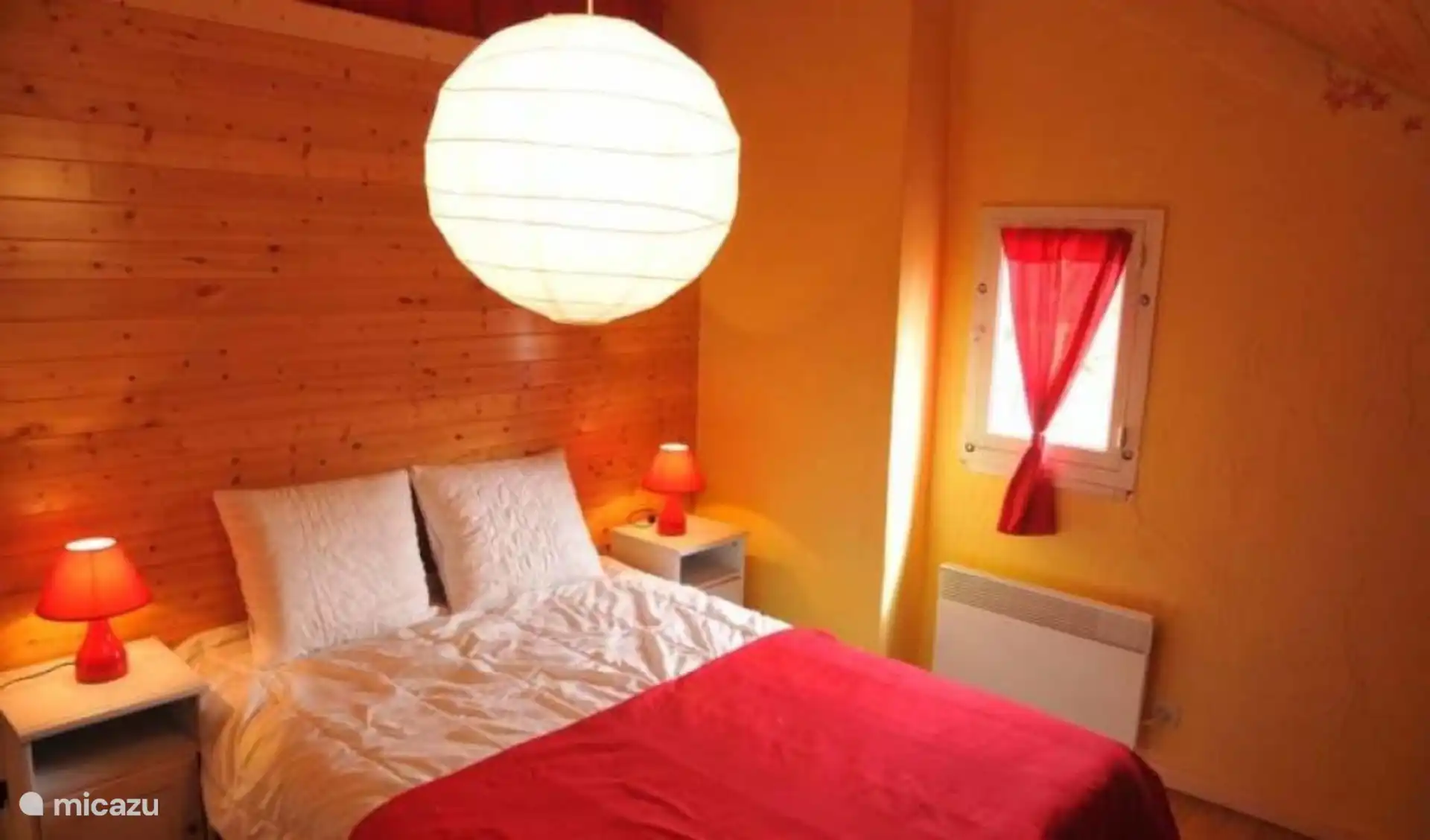 Dormitorio con cama doble y cuna en la planta superior