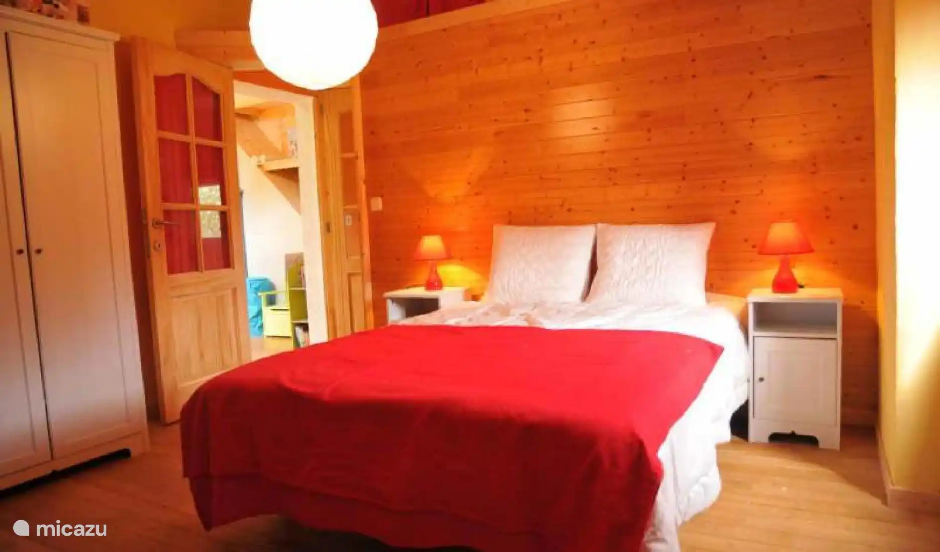 Dormitorio con cama doble y cuna en la planta superior