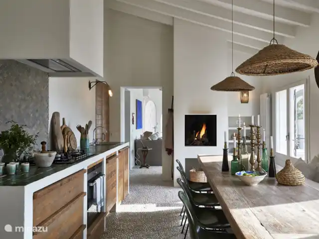 Casa Catharina | Espagne, Costa Blanca, Benissa - villa Du salon, vous accédez à la cuisine décorée avec beaucoup de goût. La belle longue table à manger offre de la place pour tout le monde !