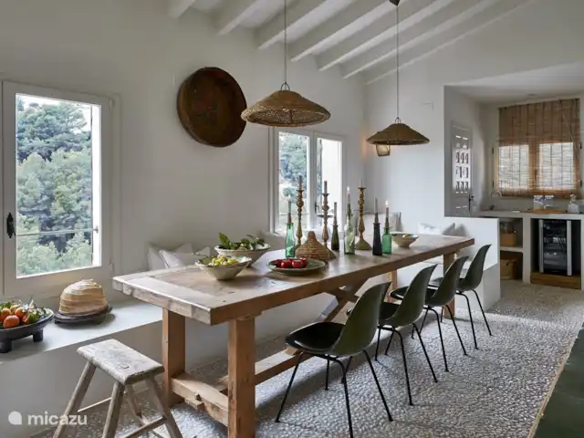 Casa Catharina | Espagne, Costa Blanca, Benissa - villa La cuisine est équipée d’une cuisinière à gaz à 5 feux avec four, lave-vaisselle, machine à expresso, grand réfrigérateur et congélateur.