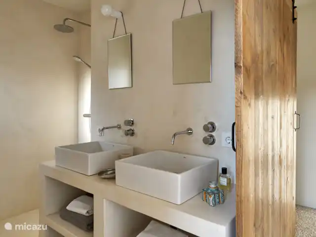 Casa Catharina | Espagne, Costa Blanca, Benissa - villa Salle de bain avec douche à l’italienne, double vasque et toilettes. Accessible depuis les deux chambres au 2ème étage.