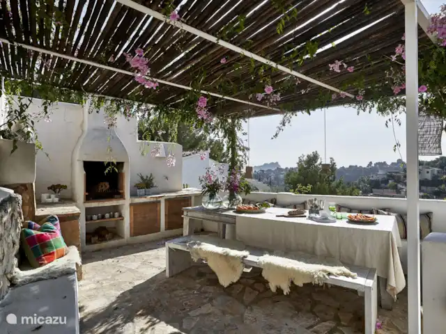 Casa Catharina | Espagne, Costa Blanca, Benissa - villa La grande terrasse est située à gauche de l’entrée de Casa Catharina. À la table à manger, vous pourrez déguster toutes les délicatesses du barbecue intégré le soir avec un bon verre de vin.