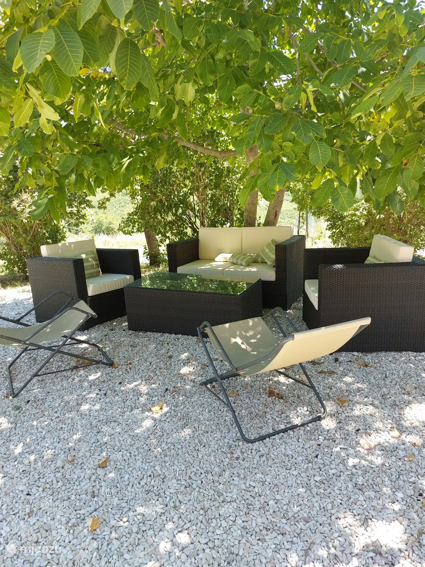 LOUNGE-SOFA UNTER DEM WALNUSSBAUM