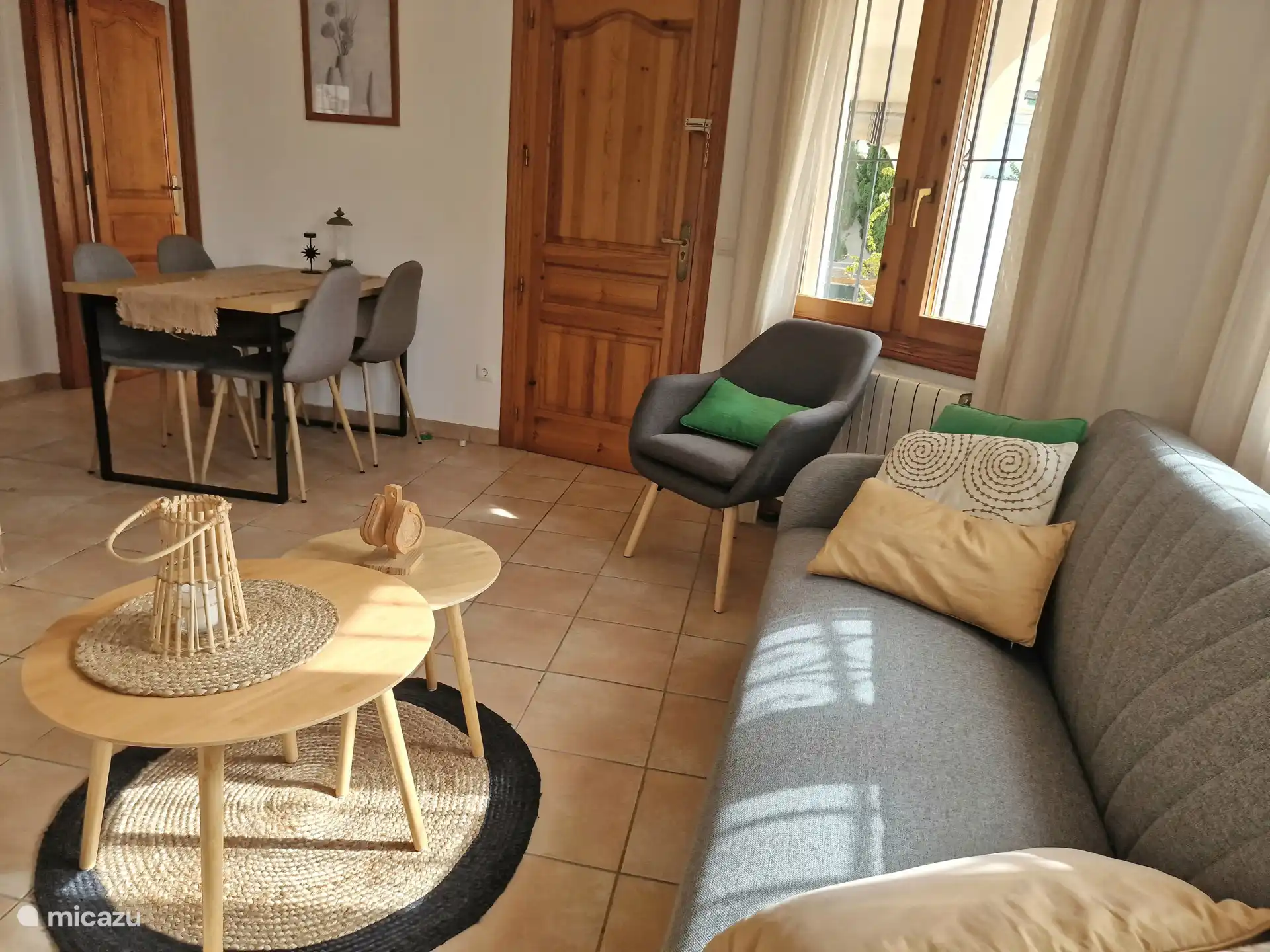 Du salon avec coin salon, TV LED et coin repas, vous avez accès à la terrasse couverte spacieuse et charmante avec des sièges et une vue sur les magnifiques environs. 