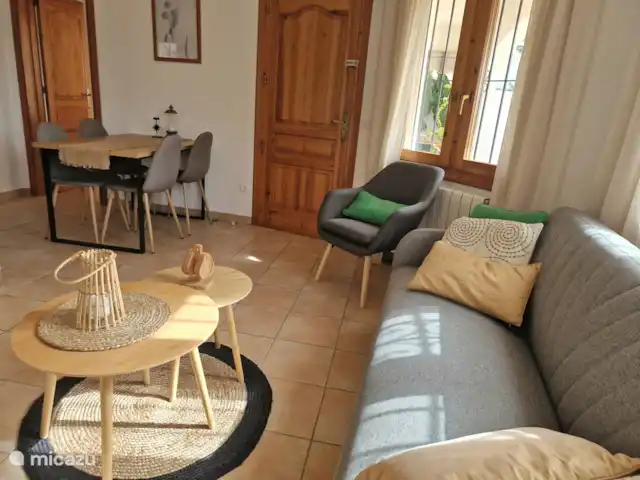 Villa Benitachell | Espagne, Costa Blanca, Benitachell - villa Du salon avec coin salon, TV LED et coin repas, vous avez accès à la terrasse couverte spacieuse et charmante avec des sièges et une vue sur les magnifiques environs.