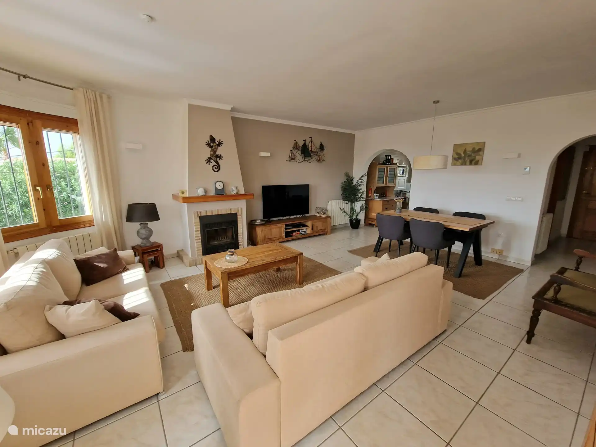 Salon spacieux, moderne et lumineux avec coin salon confortable, télévision par satellite (NL sees), un lecteur DVD et un coin repas