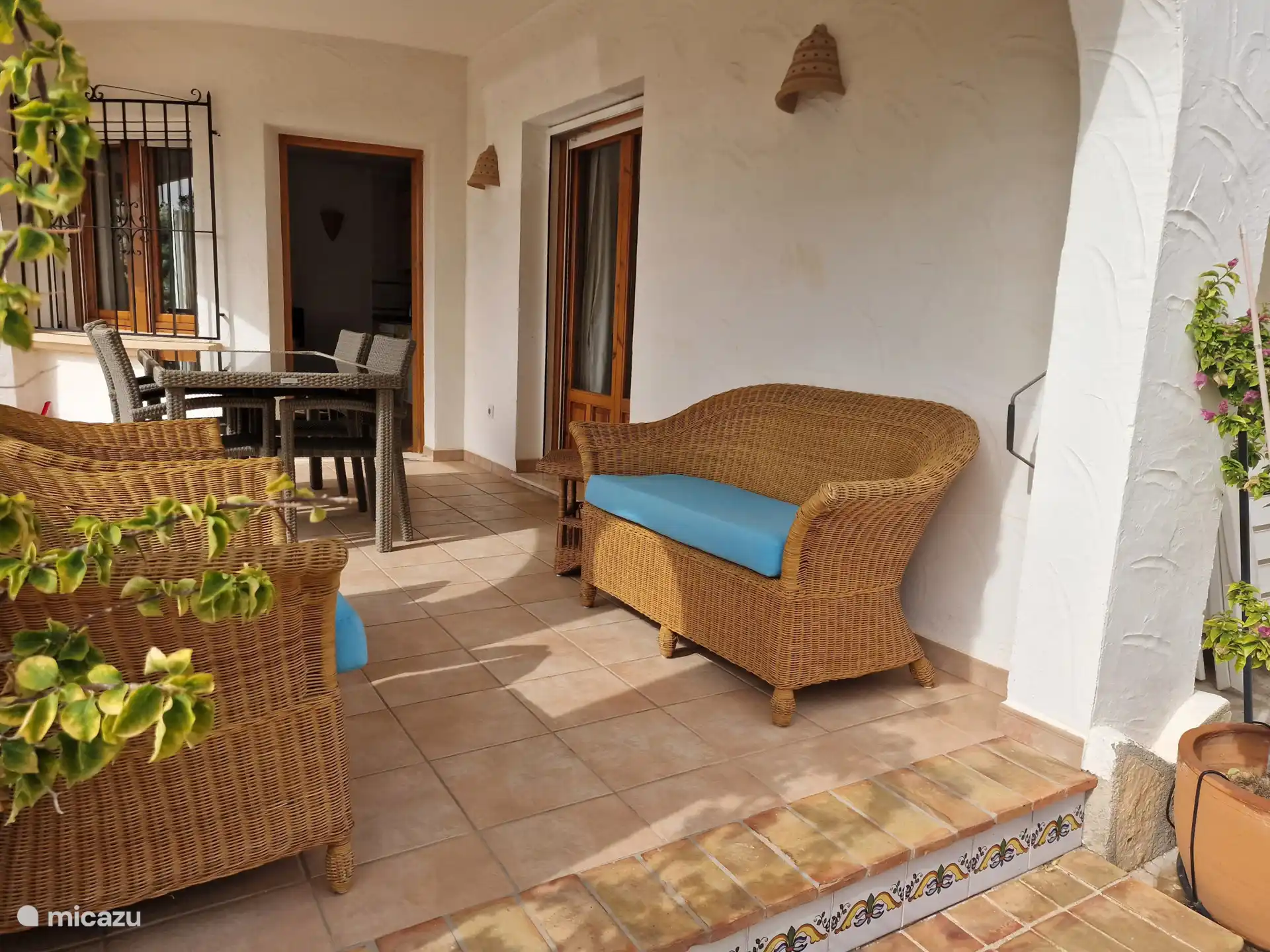 Il y a de nombreux coins salon / coins salon autour de la maison, afin que chacun puisse trouver sa propre place.