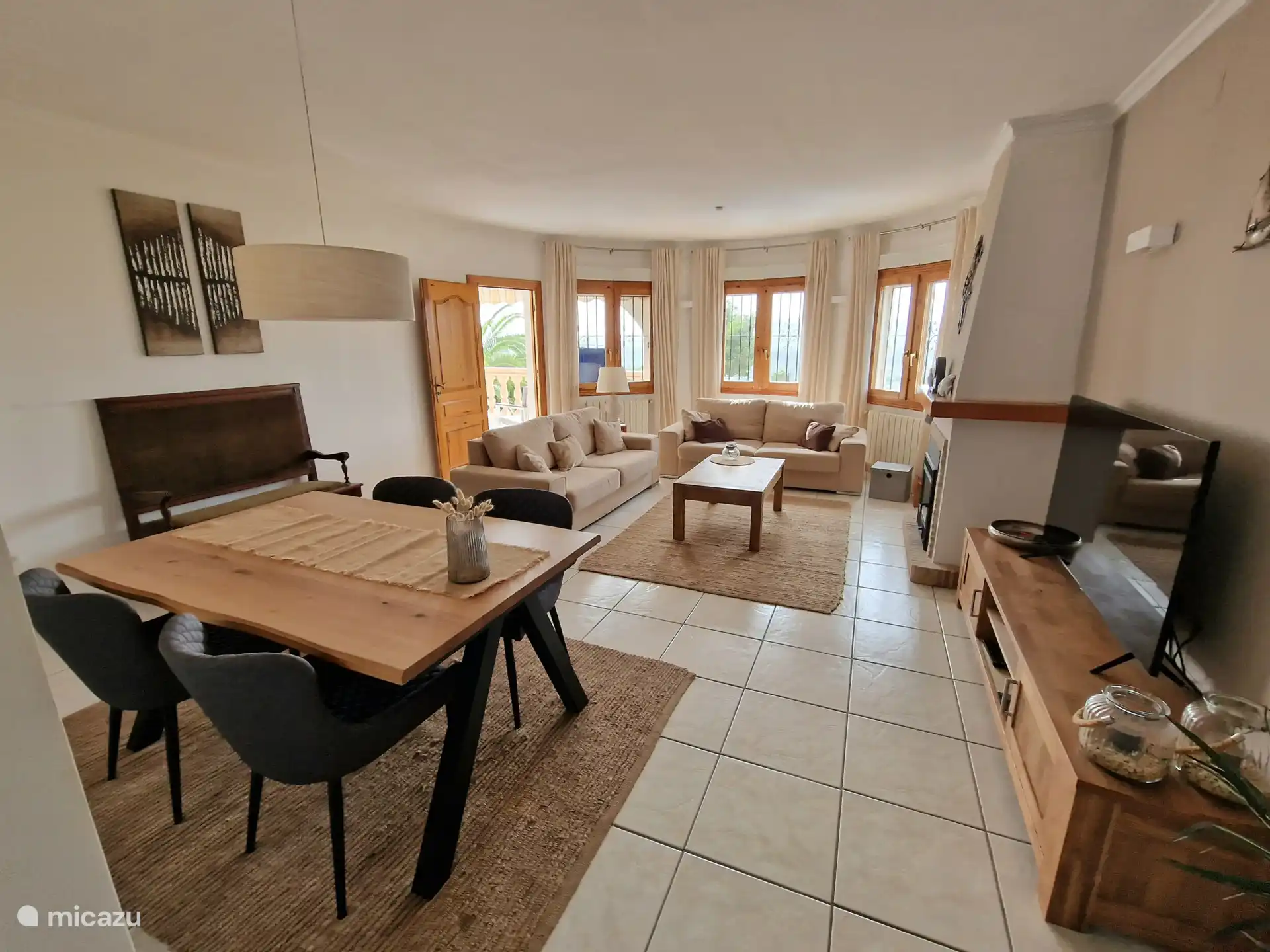 Situé au dernier étage ! Du salon, vous avez accès à la terrasse couverte spacieuse et charmante avec des sièges et une vue sur les magnifiques environs. 