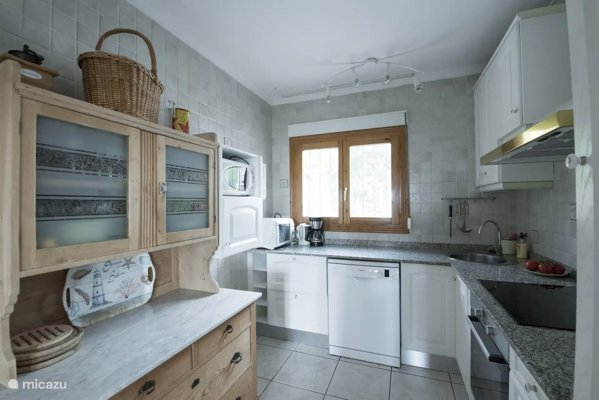 La cuisine est équipée d’un réfrigérateur, d’un four et de plaques électriques.