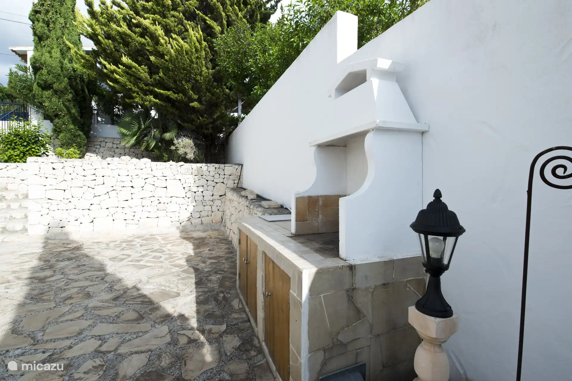 Il y a un barbecue disponible pour des heures de plaisir en plein air espagnol