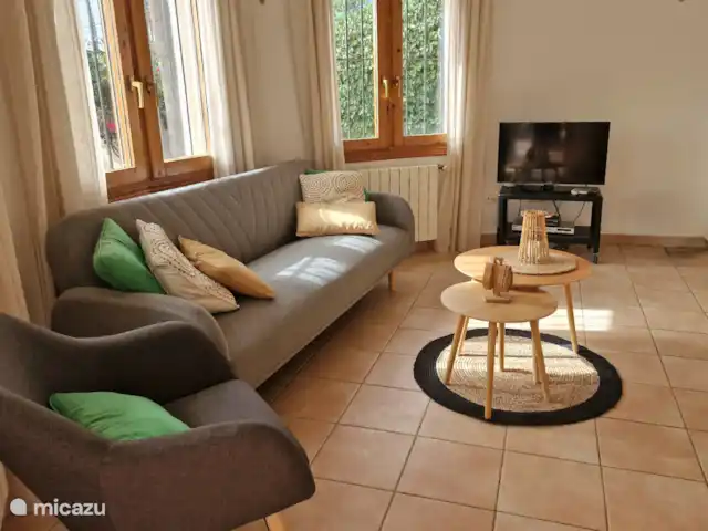 Villa Benitachell | Espagne, Costa Blanca, Benitachell - villa Du salon avec coin salon, TV LED et coin repas, vous avez accès à la terrasse couverte spacieuse et charmante avec des sièges et une vue sur les magnifiques environs.