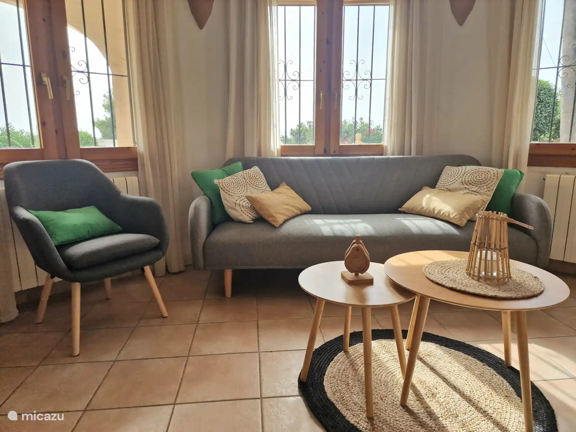 Du salon avec coin salon, TV LED et coin repas, vous avez accès à la terrasse couverte spacieuse et charmante avec des sièges et une vue sur les magnifiques environs. 