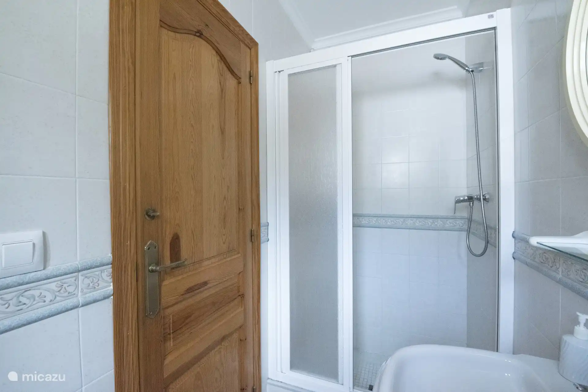 Salle de bain avec douche et WC