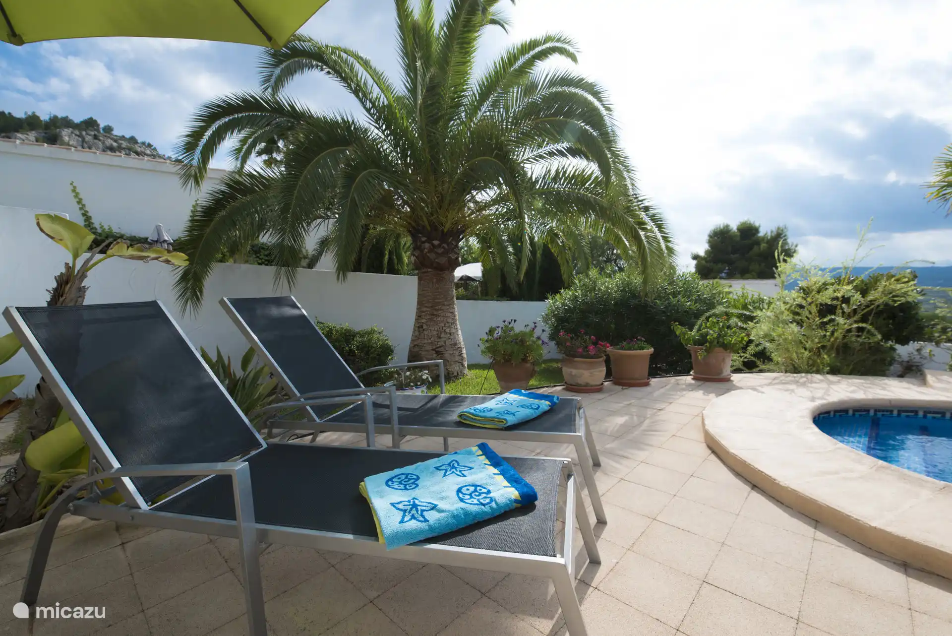 Détendez-vous sur les transats à côté de votre piscine privée avec une vue fantastique !