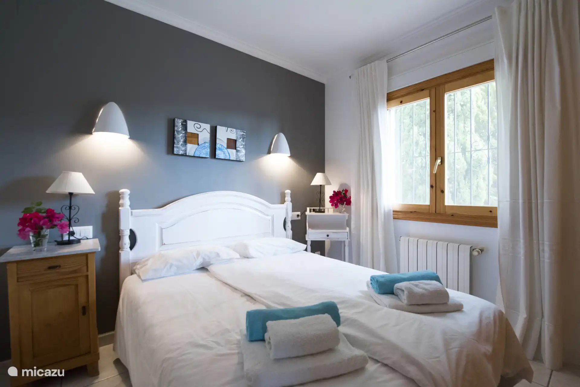 Le couloir donne accès aux chambres, 1 avec un lit king-size et 1 avec un lit double. 