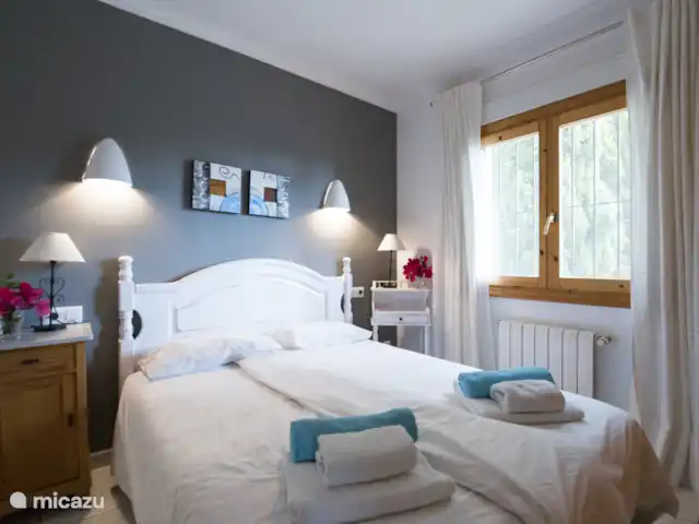 Villa Benitachell | Espagne, Costa Blanca, Benitachell - villa Le couloir donne accès aux chambres, 1 avec un lit king-size et 1 avec un lit double.