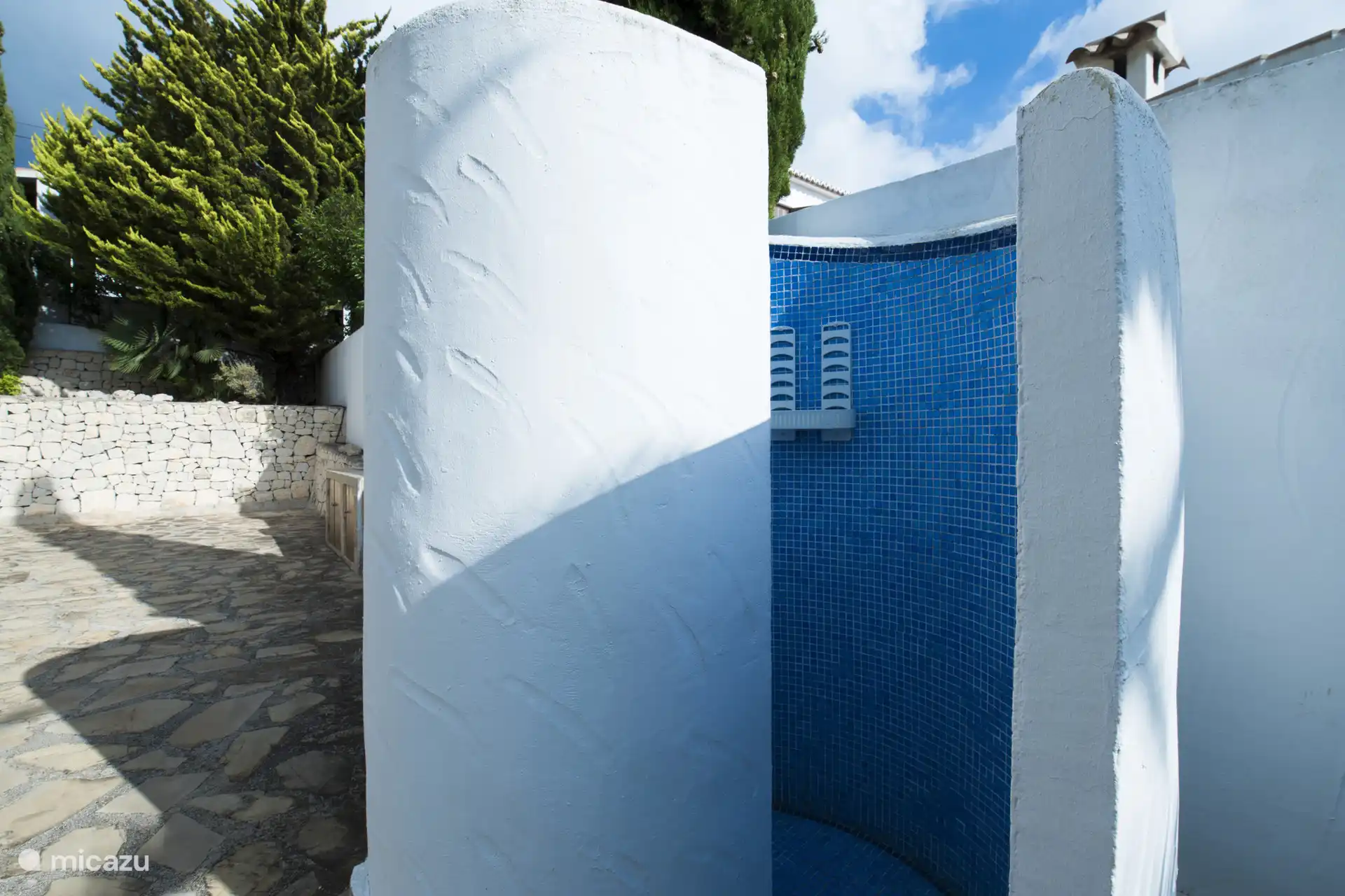 Il y a une belle douche extérieure dans le jardin et, comme la cuisine extérieure, elle est équipée d’eau chaude et froide.