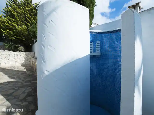 Villa Benitachell | Espagne, Costa Blanca, Benitachell - villa Il y a une belle douche extérieure dans le jardin et, comme la cuisine extérieure, elle est équipée d’eau chaude et froide.