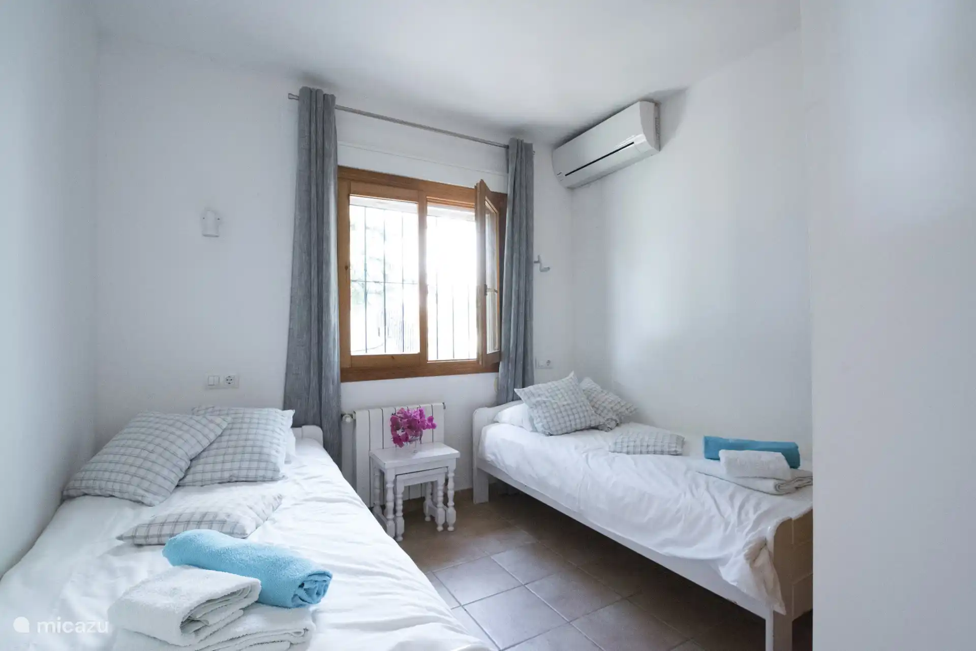 Chambre avec deux lits simples