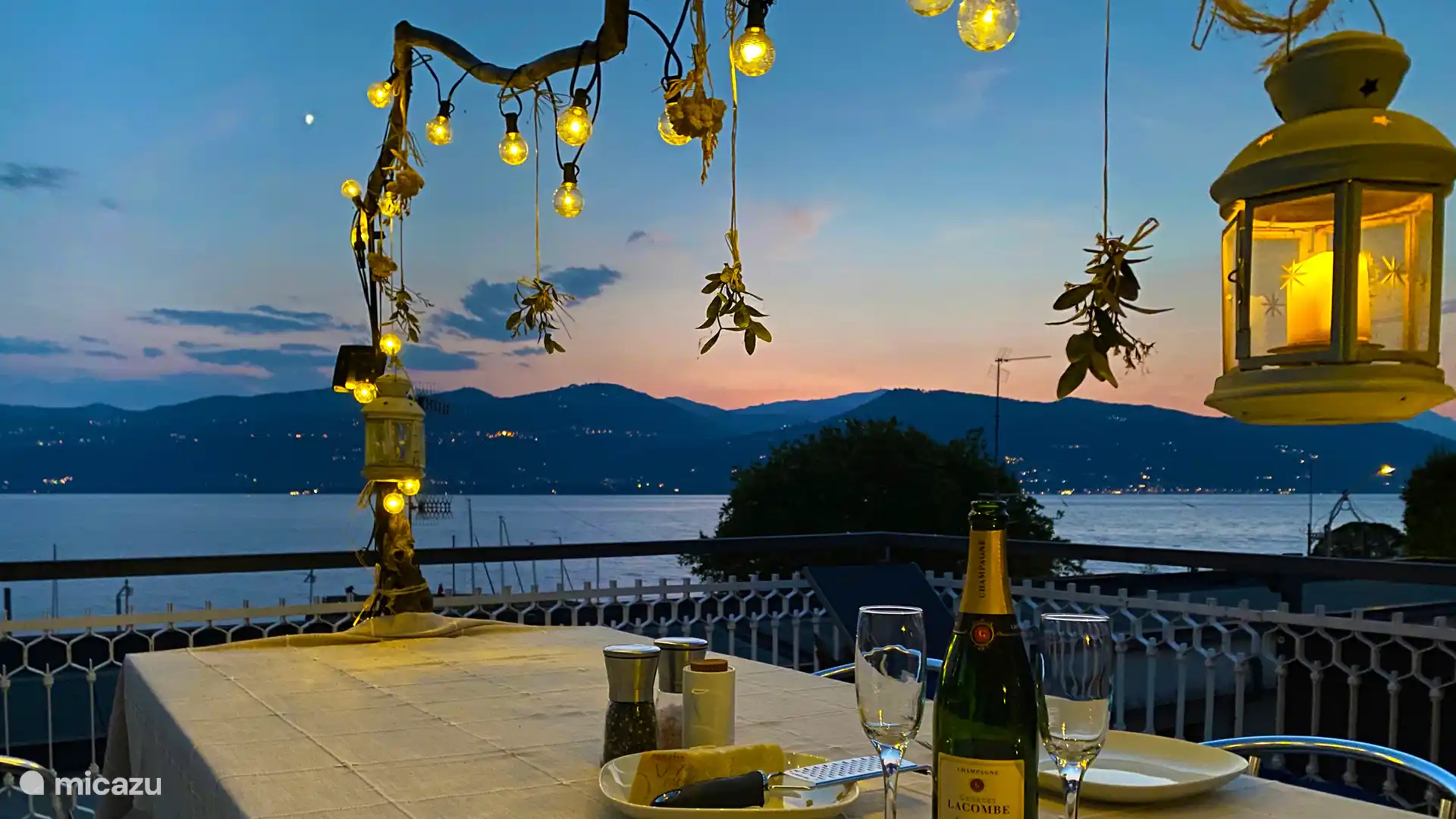 Amplia terraza con ducha exterior de agua fría y caliente, mesa para 6 personas y 4 tumbonas. Toldo grande para disfrutar de la sombra en los días calurosos. ?? Se accede desde el salón por 4 escalones. Perfecto para relajarse.