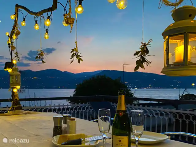 Appartement d’artiste avec vue sur le lac | Italie, Lad Majeur, Ispra - appartement Grande terrasse avec douche extérieure chaude et froide, table pour 6 personnes et 4 transats. Grand auvent pour profiter de l’ombre lors des journées chaudes. ?? On y accède depuis le salon par 4 marches. Parfait pour se détendre.