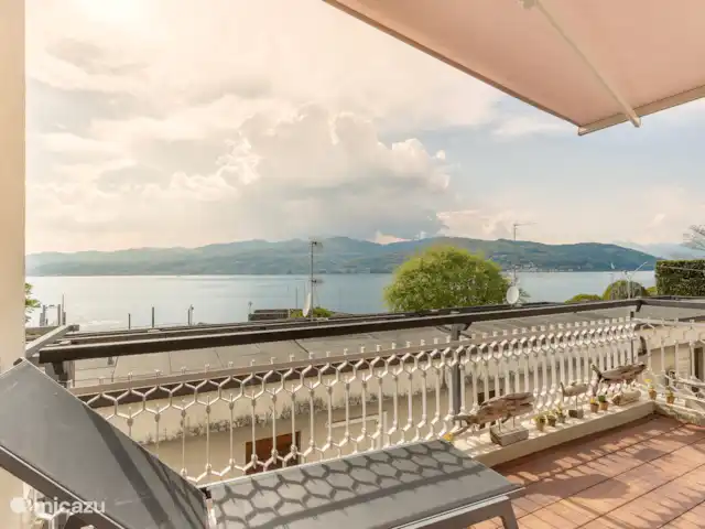 Appartement d’artiste avec vue sur le lac | Italie, Lad Majeur, Ispra - appartement Grande terrasse avec douche extérieure chaude et froide, table pour 6 personnes et 4 transats. Grand auvent pour profiter de l’ombre lors des journées chaudes. ?? On y accède depuis le salon par 4 marches. Parfait pour se détendre.