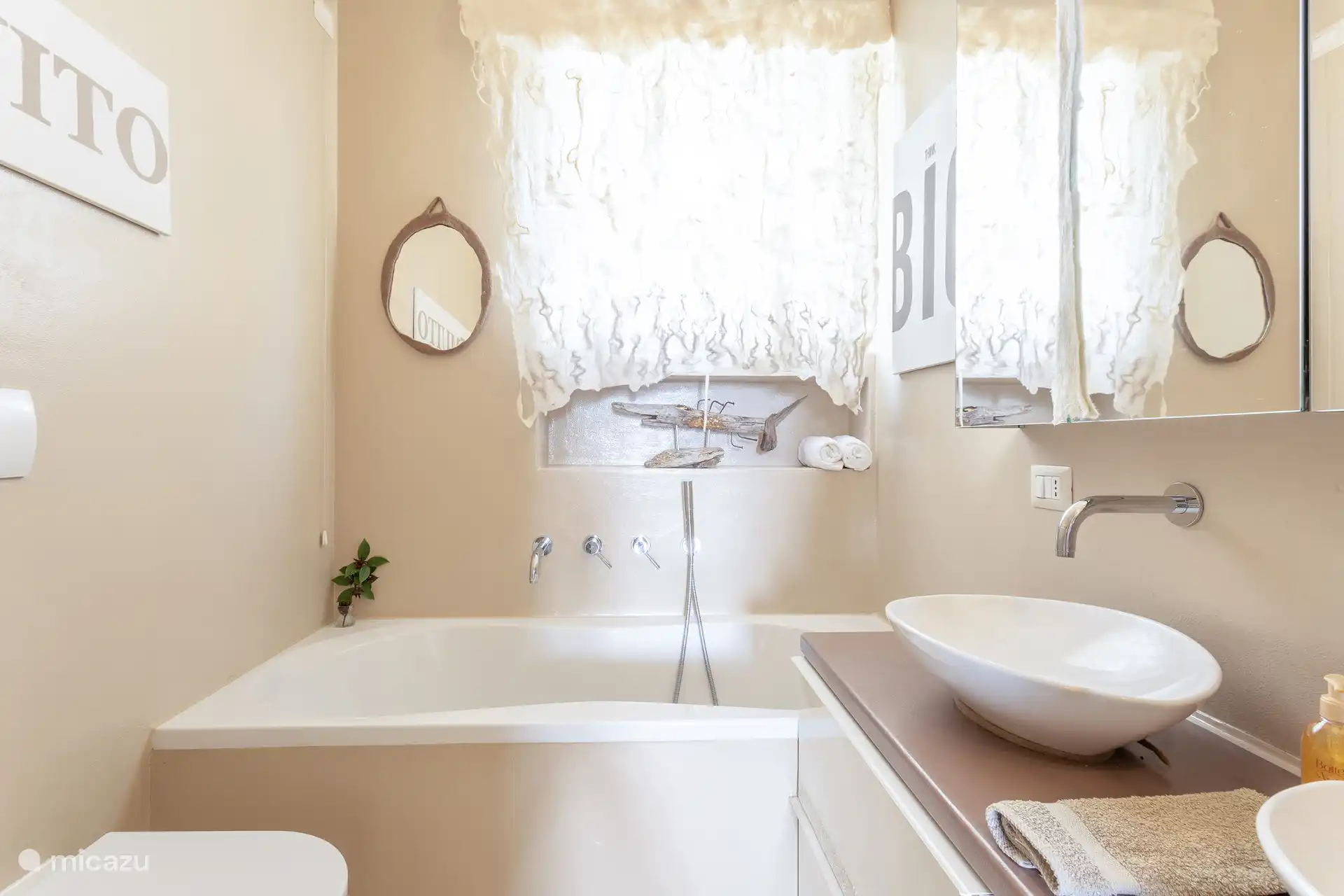 Amplio baño con bañera doble, dos lavabos, bidé, inodoro y una ducha grande. Disfrute de impresionantes puestas de sol que fluyen a través del marco de vidrio todas las noches.