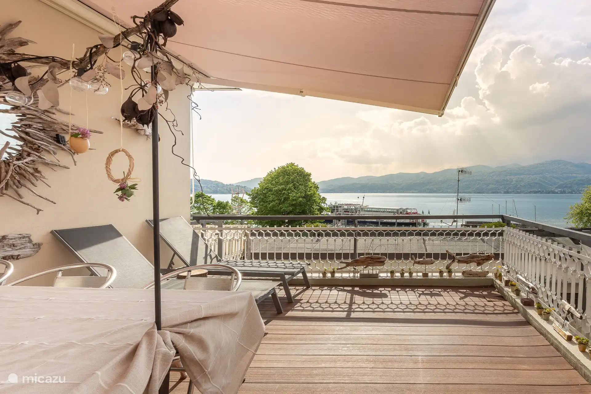 Amplia terraza con ducha exterior de agua fría y caliente, mesa para 6 personas y 4 tumbonas. Toldo grande para disfrutar de la sombra en los días calurosos. ?? Se accede desde el salón por 4 escalones. Perfecto para relajarse.