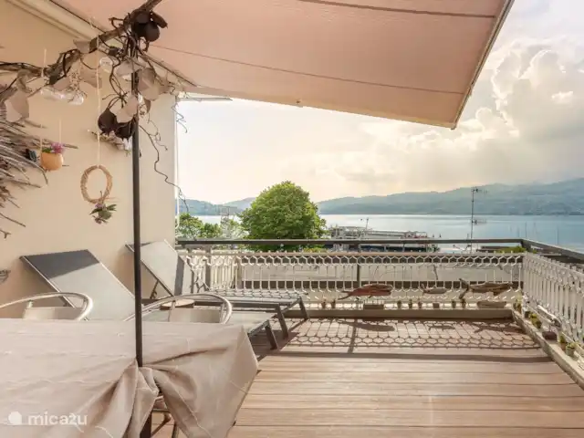 Appartement d’artiste avec vue sur le lac | Italie, Lad Majeur, Ispra - appartement Grande terrasse avec douche extérieure chaude et froide, table pour 6 personnes et 4 transats. Grand auvent pour profiter de l’ombre lors des journées chaudes. ?? On y accède depuis le salon par 4 marches. Parfait pour se détendre.