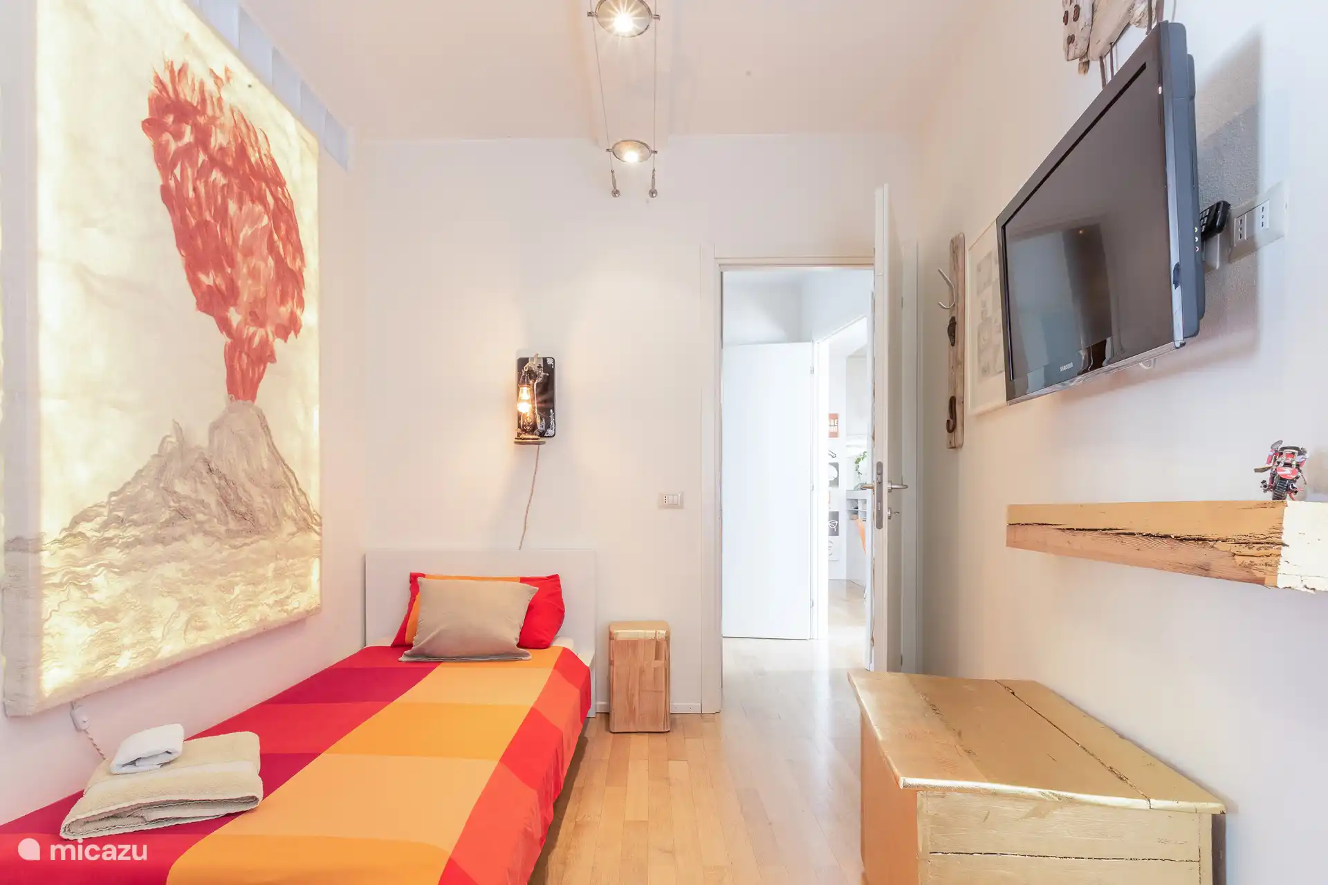Habitación Vesuvio: una única habitación comunicada con un área de escritorio dedicada y un ventilador para una ventilación óptima.