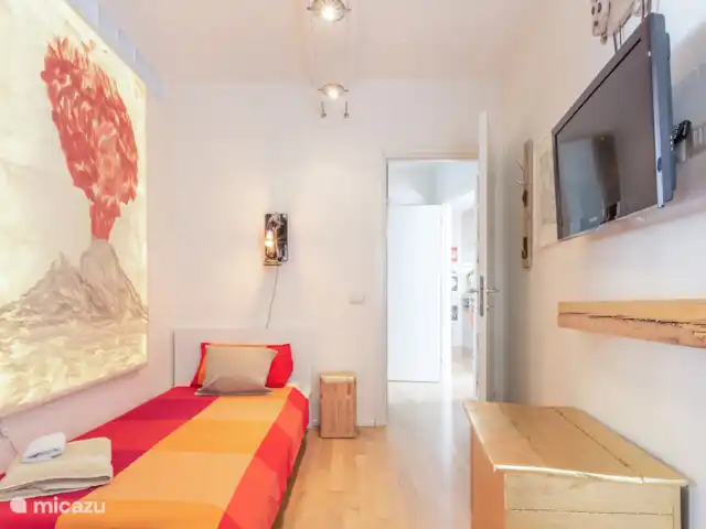 Appartement d’artiste avec vue sur le lac | Italie, Lad Majeur, Ispra - appartement Chambre Vesuvio : une chambre unique communicante dotée d’un espace bureau dédié et d’un ventilateur pour une ventilation optimale.